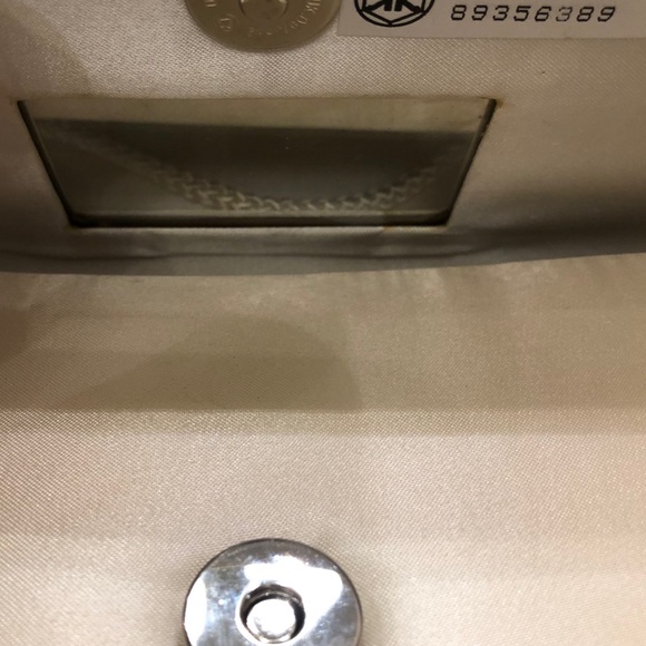 Dillard’s silk cream handbag. Great shape. - Picture 6 of 7